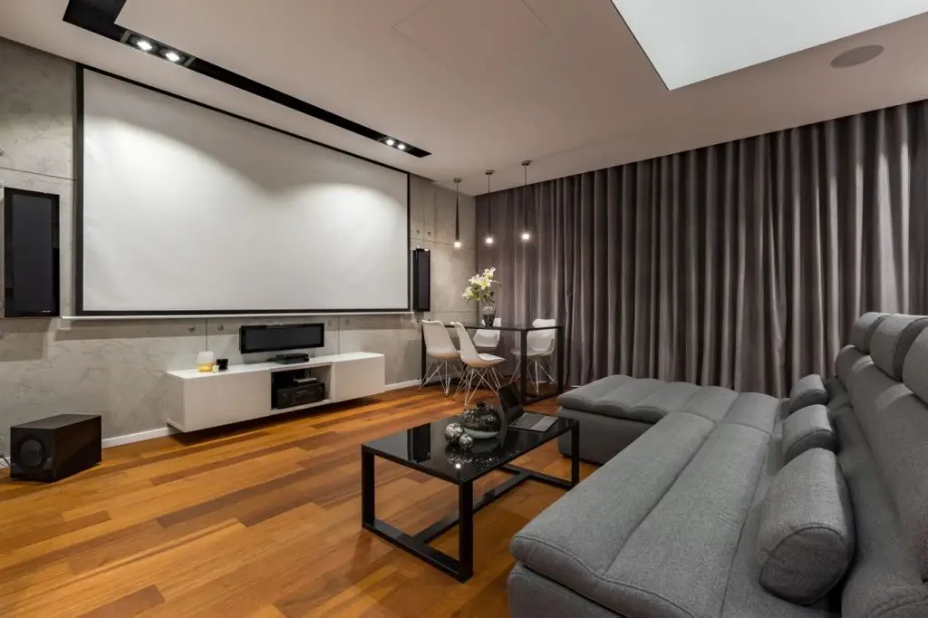 Heimkino-Installation mit großer Leinwand im modernen Wohnzimmer