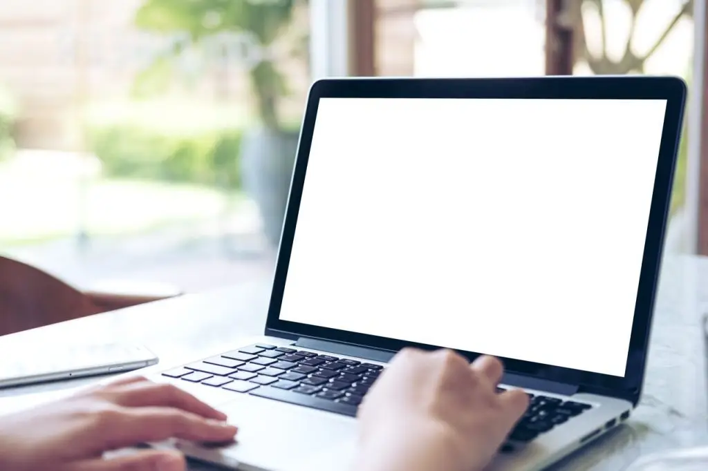 KNX-Programmierung am Laptop mit der ETS-Software
