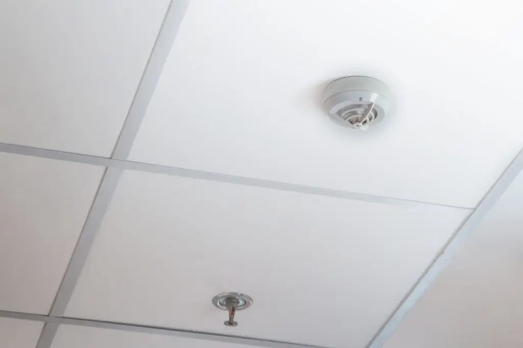 Rauchmelder und Sprinkler an der Decke als Teil der Brandwarnanlage