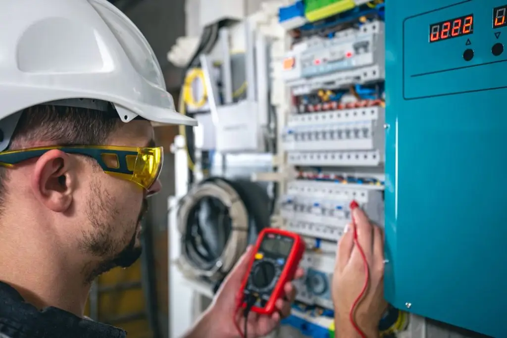Techniker am Sicherungskasten in einem Gewerbebetrieb
