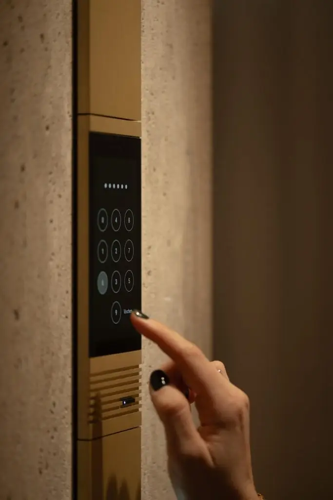 Tür mit Keypad im SmartBuilding Showroom als Beispiel für Smart-Home-Bedienung