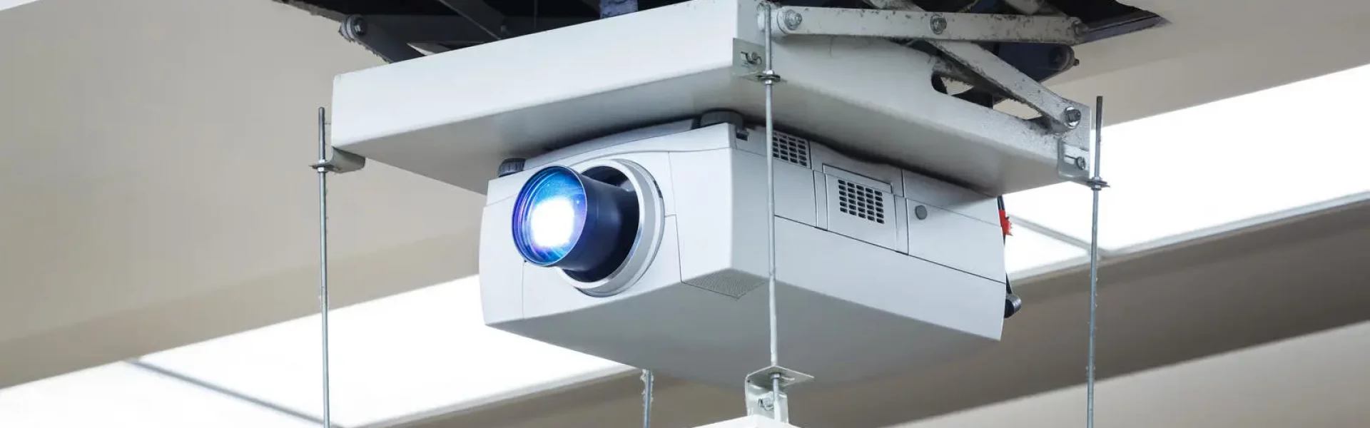 Beamer im Deckenlift einer Heimkino-Installation