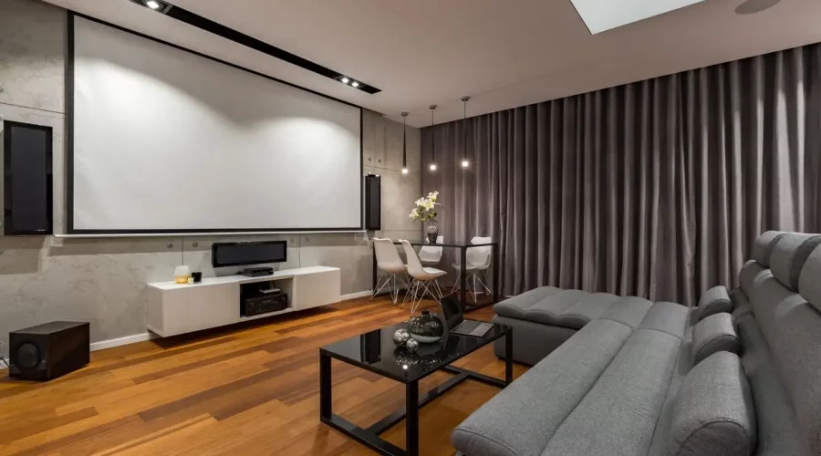 Heimkino-Installation mit großer Leinwand im modernen Wohnzimmer