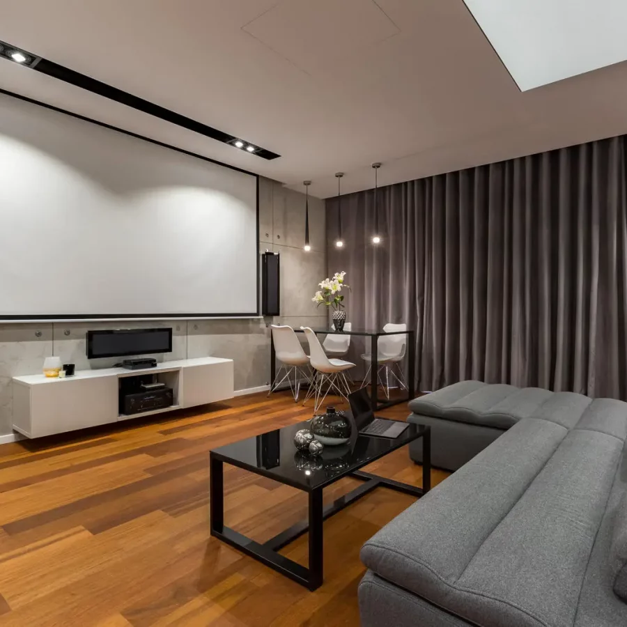 Heimkino mit Leinwand und Lautsprechern im Wohnzimmer