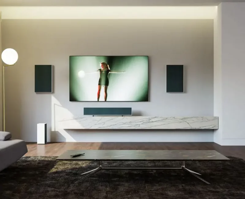 Multimedia im Wohnraum mit Fernseher und integrierten Lautsprechern