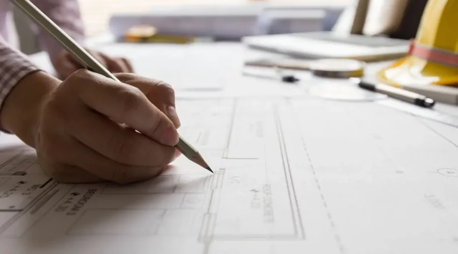 KNX-Planung: technische Zeichnung und Grundriss auf dem Planungstisch