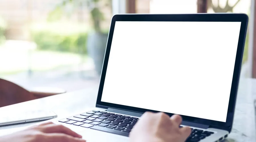 KNX-Programmierung am Laptop mit der ETS-Software