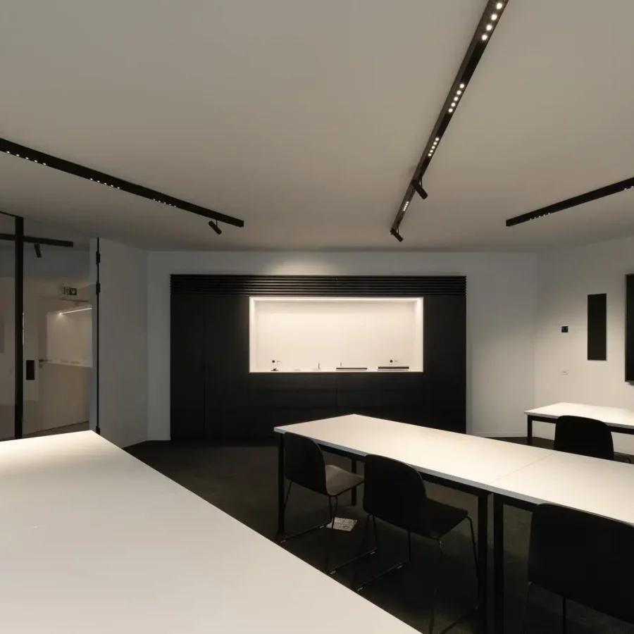 Konferenzraum mit Medientechnik im basalte Showroom