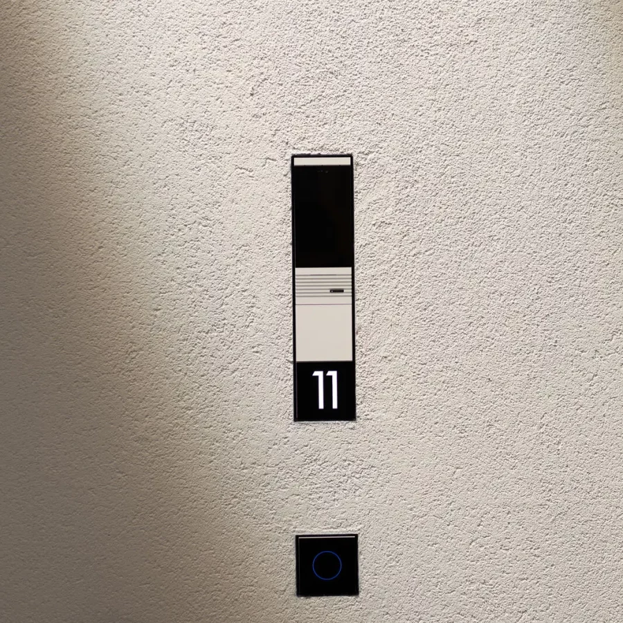 Nachgerüsteter Smart-Home-Taster an der Wand