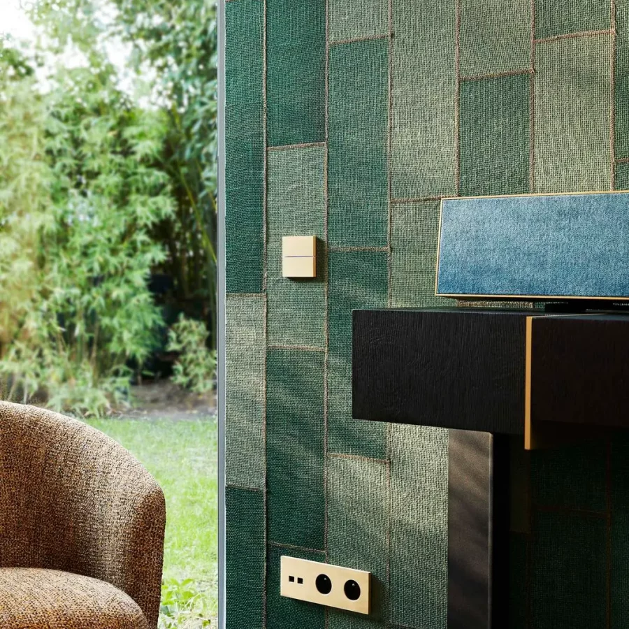Bedienelement an der Fassade eines Smart Home Neubaus
