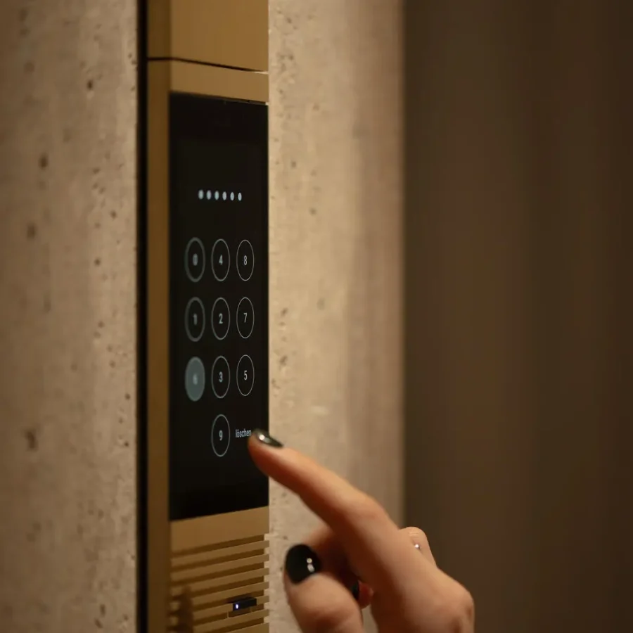 Tür mit Keypad im SmartBuilding Showroom als Beispiel für Smart-Home-Bedienung