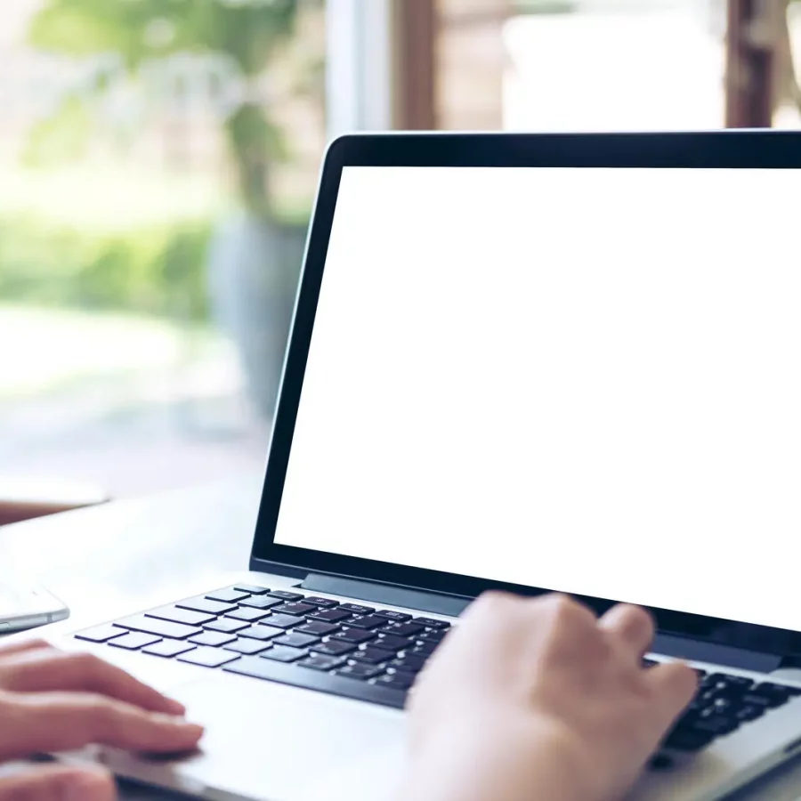 Fernzugriff für die Smart Home Wartung am Laptop